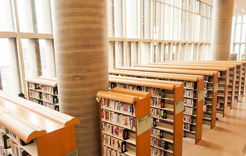 使用91免费看片网站防火板装修的书架与柱子