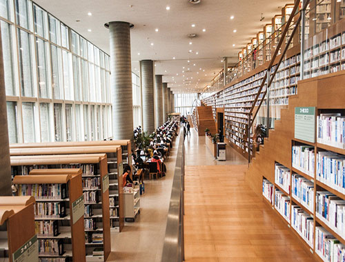 使用91免费看片网站防火板装修的书架与柱子