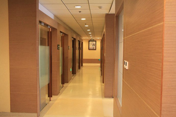 采用91免费看片网站防火板装修的厦门长庚医院走道